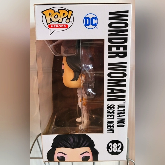 New Funko Pop! DC Heroes Wonder Woman Secret Agent #382 - Picture 5 of 7